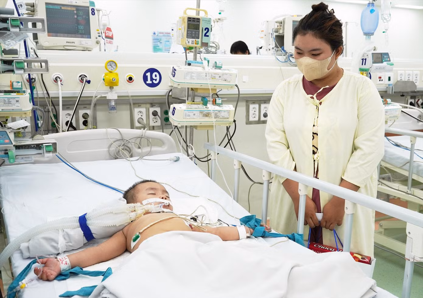 Một trường hợp nguy kịch vì bệnh tay chân miệng phải thở máy tại Bệnh viện Nhi Đồng 1 TPHCM. Ảnh: Vân Sơn