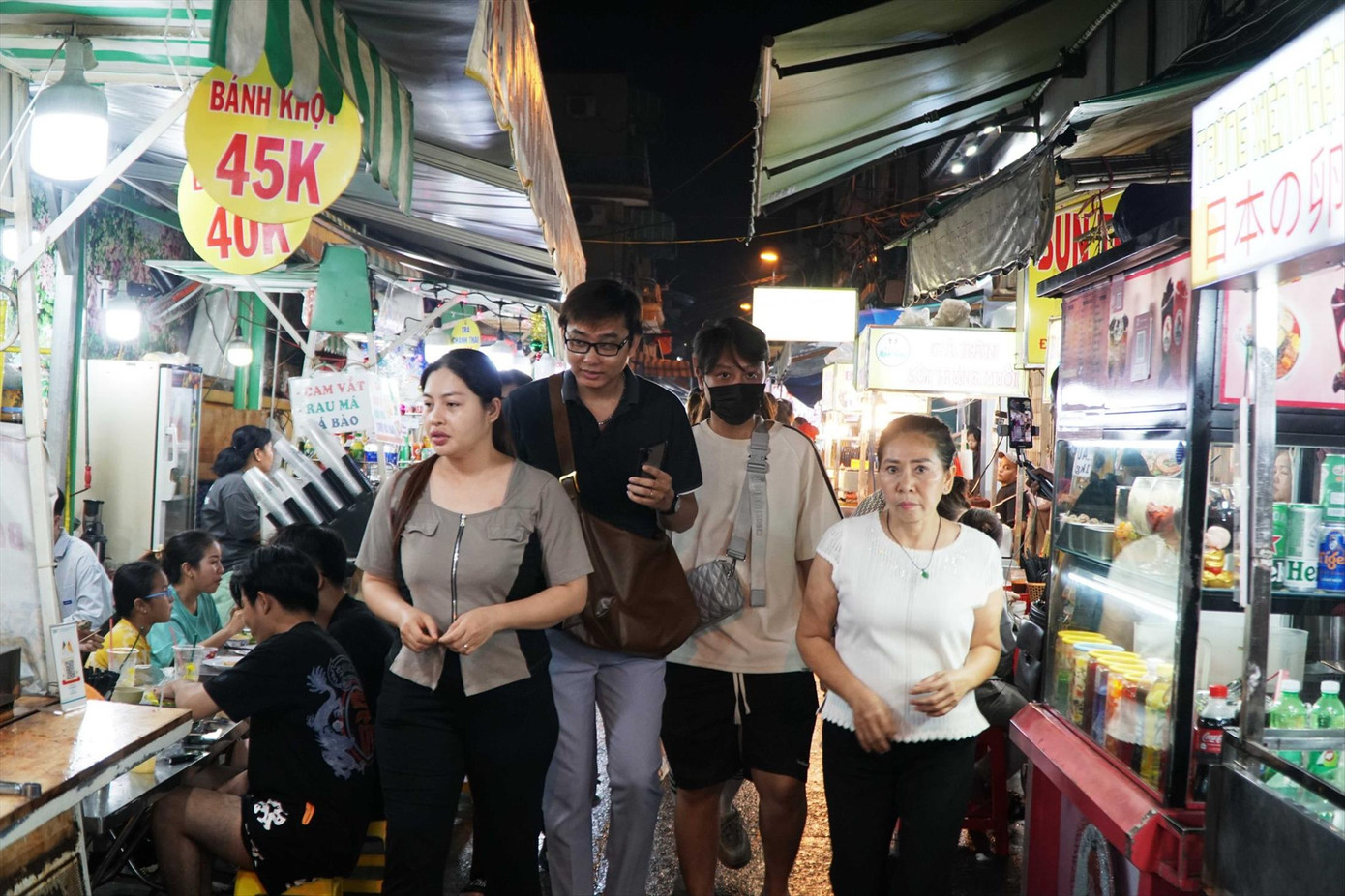 Các chuyên gia cho rằng TPHCM cần quy hoạch bài bản phố ẩm thực để khai phá hết tiềm năng kinh tế đêm của “thành phố không ngủ”. Ảnh: Nhàn Lê