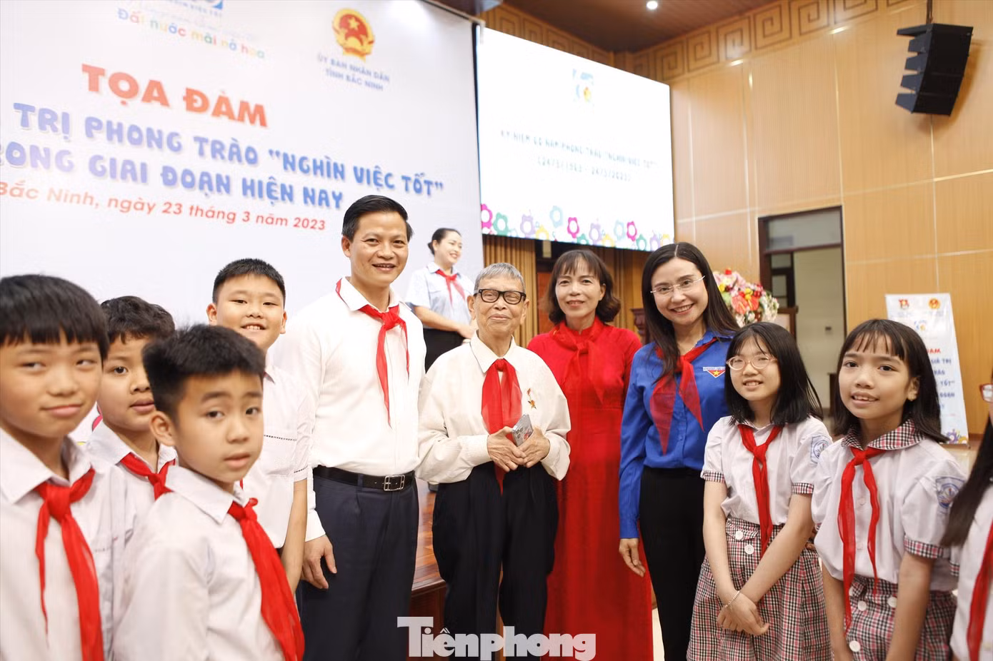Bí thư T.Ư Đoàn Nguyễn Phạm Duy Trang (đầu tiên bên phải) và thầy giáo Nguyễn Đức Thìn (thứ 3 từ phải qua) trò chuyện với thiếu nhi. Ảnh: Nguyễn Thắng