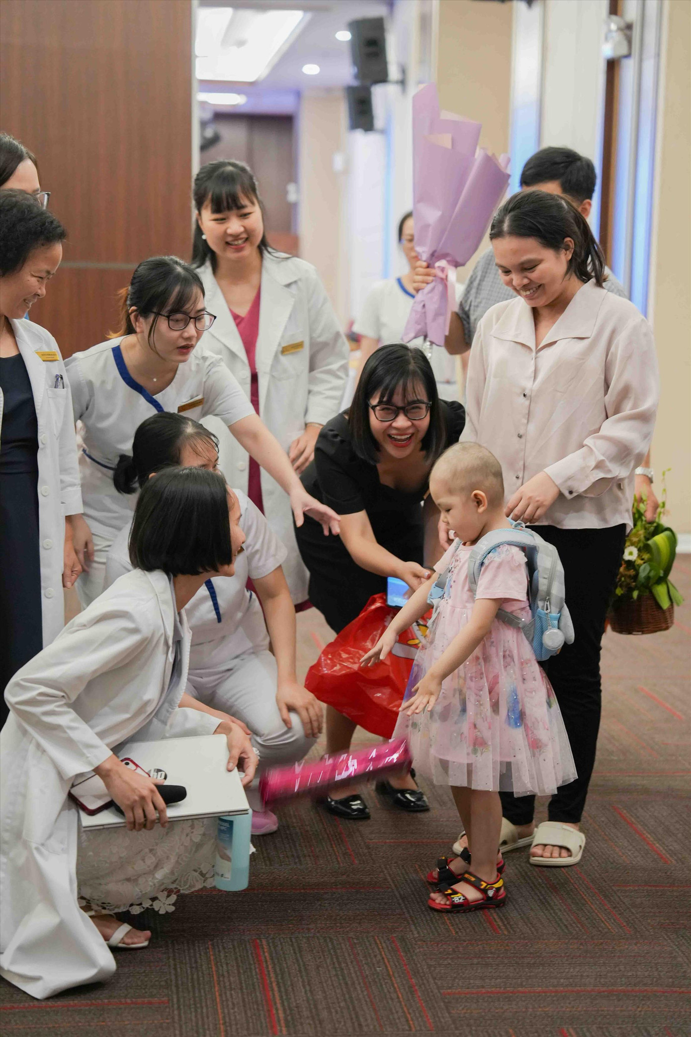 Bé Chi vui đùa với các bác sĩ trong ngày xuất viện 21/8 Bé Chi vui đùa với các bác sĩ trong ngày xuất viện 21/8