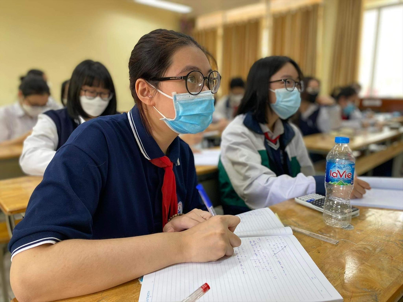 Học sinh được khuyến khích đeo khẩu trang nơi công cộng, mang bình nước cá nhân tới trường