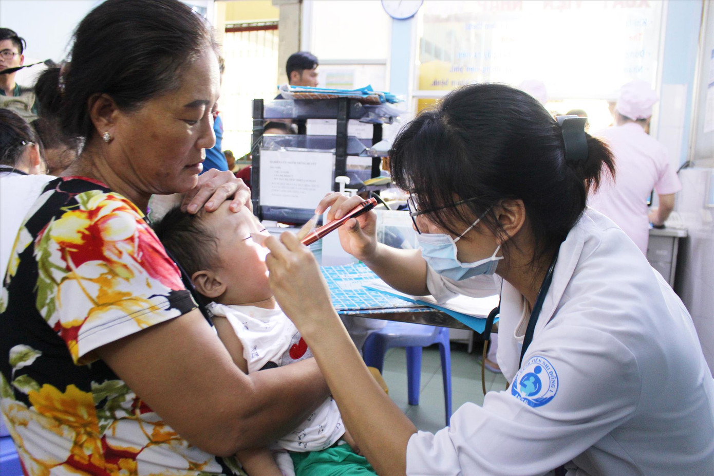 Bác sĩ thăm khám cho một trẻ mắc bệnh tay chân miệng. ảnh: Vân Sơn Bác sĩ thăm khám cho một trẻ mắc bệnh tay chân miệng. ảnh: Vân Sơn