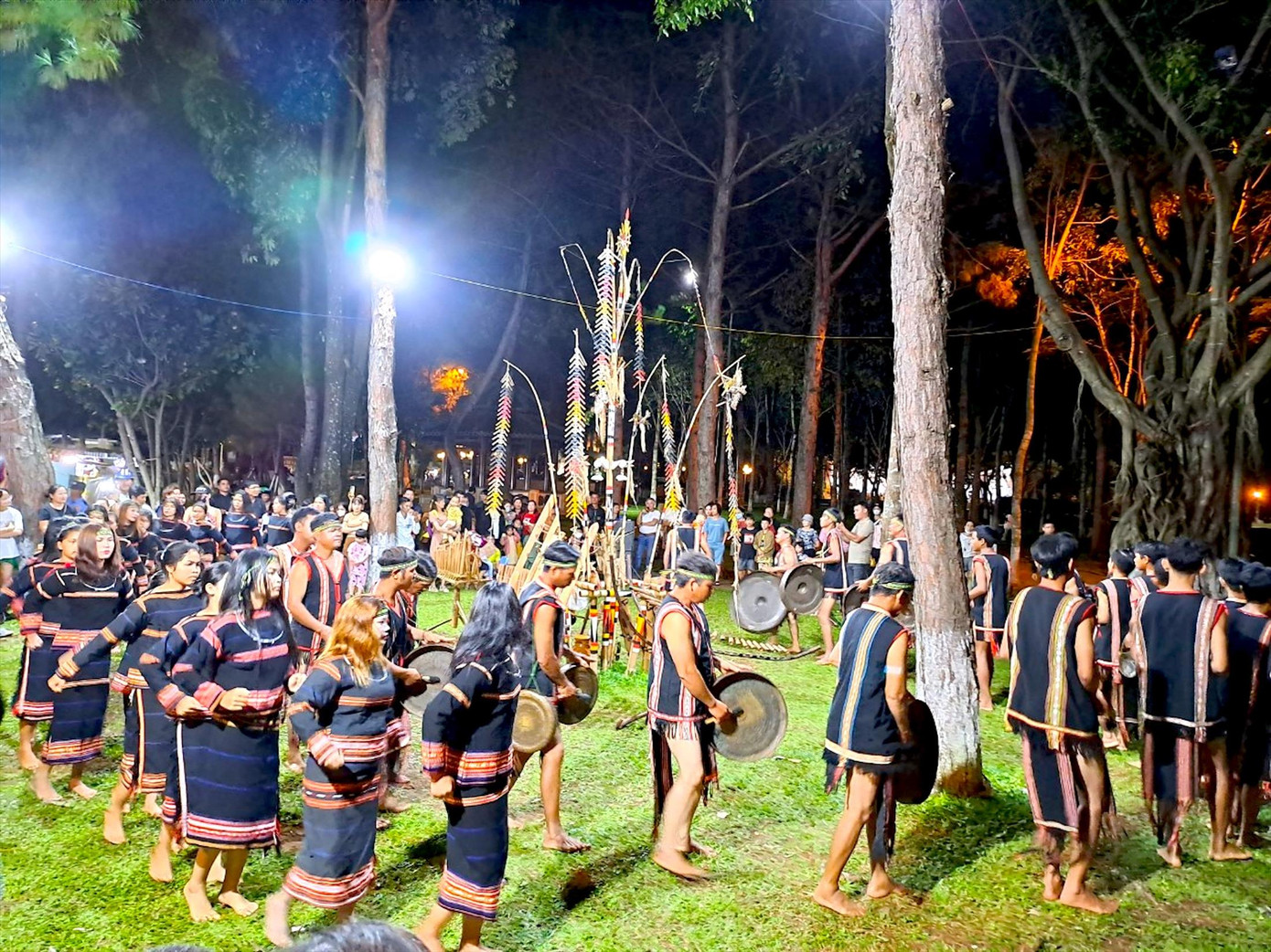 Cồng chiêng dưới tán rừng thông nơi Quảng trường Đại Đoàn Kết