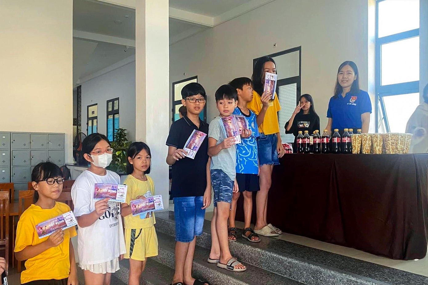 Các em nhỏ háo hức xếp hàng vào “Rạp chiếu phim thanh niên” do Quận Đoàn Ngũ Hành Sơn tổ chức