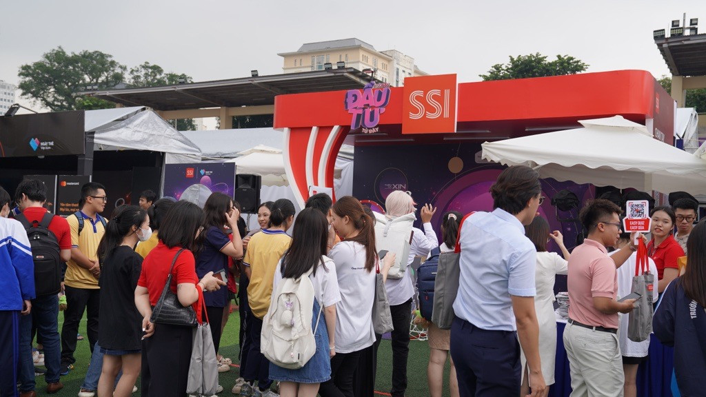 Các bạn sinh viên đến checkin photo booth và tham gia bốc thăm trúng thưởng tại gian hàng của SSI