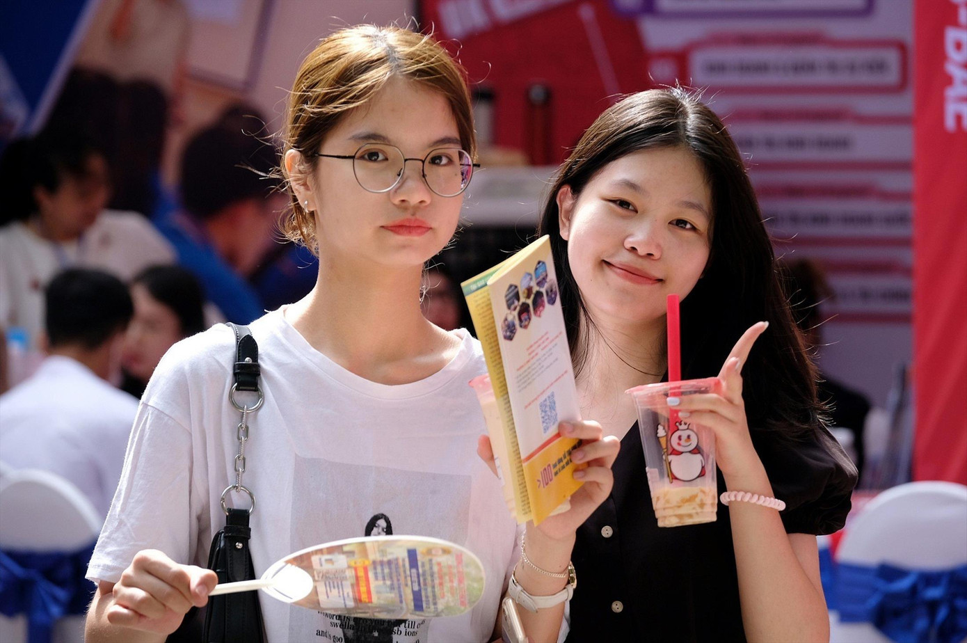 Thí sinh tham dự ngày Hội tư vấn đăng ký nguyện vọng xét tuyển ĐH 2023. Ảnh: Mạnh Thắng