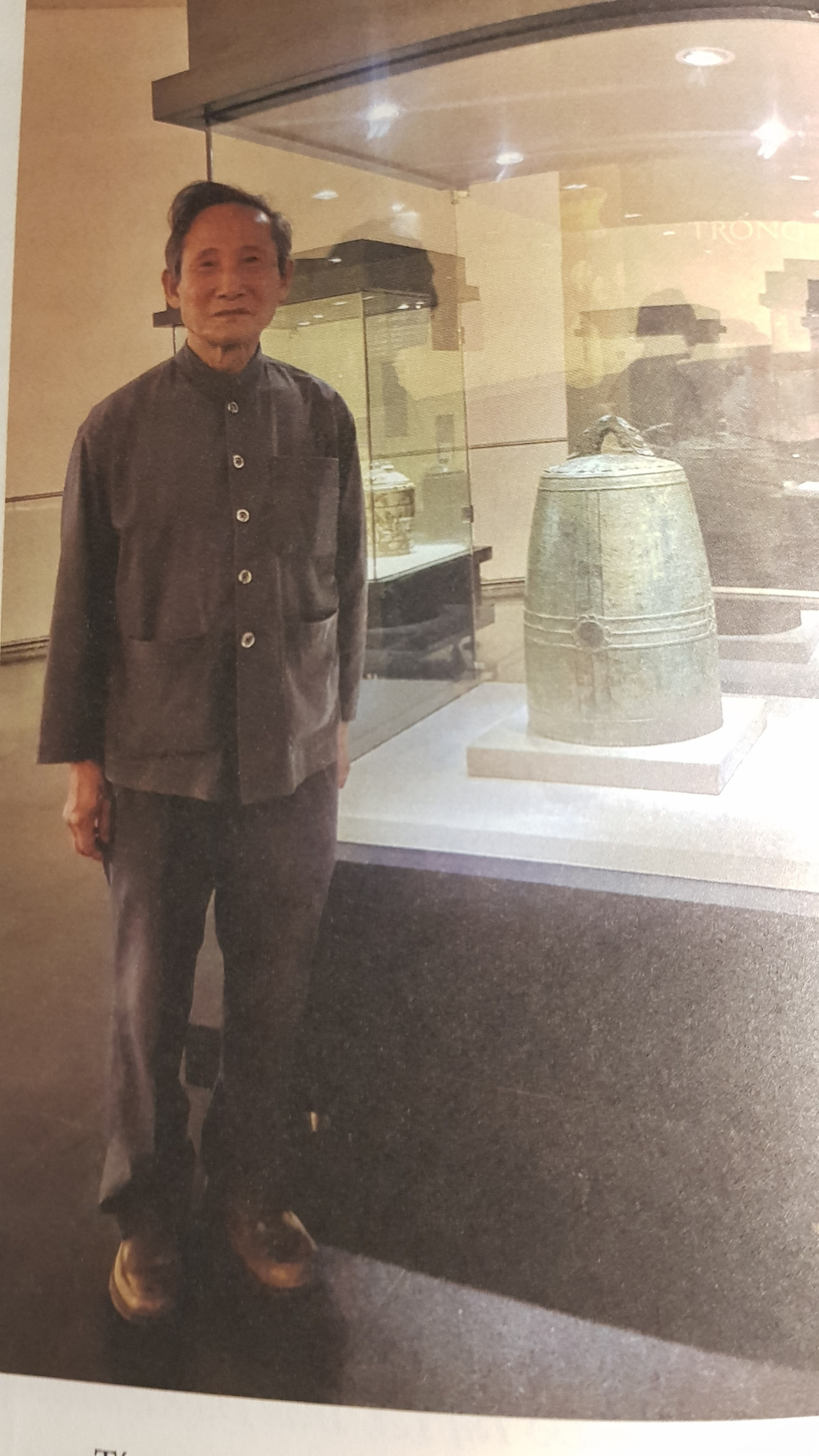 Thiền sư Lê Mạnh Thát bên chuông Thanh Mai