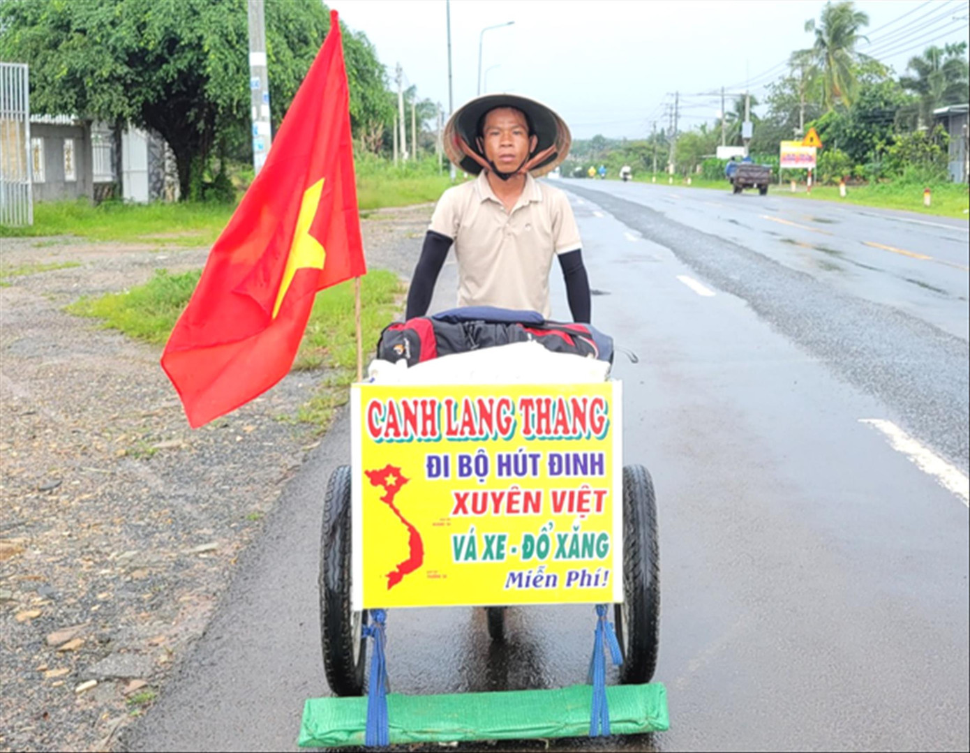 Anh Lang Văn Canh trong hành trình hút đinh xuyên Việt và vá xe, đổ xăng miễn phí cho người đi đường