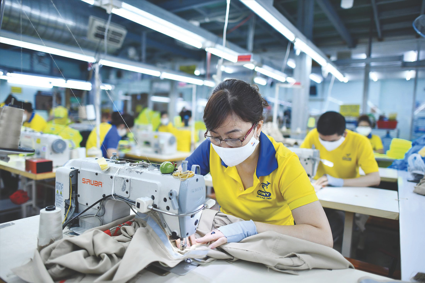 Lao động ở một số doanh nghiệp ngành dệt may đã làm tăng ca khi có thêm nhiều đơn hàng. Ảnh: PV