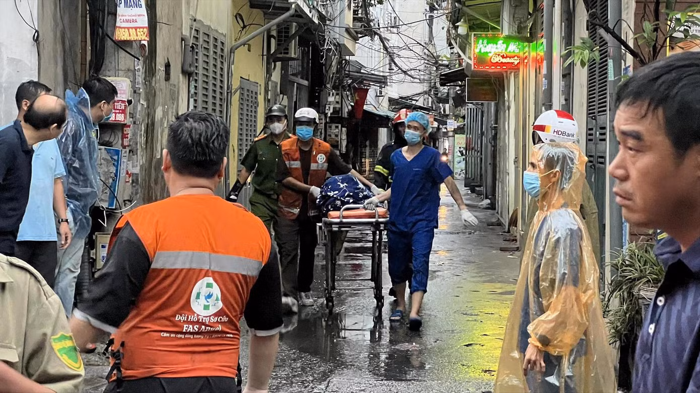 Nạn nhân được đưa ra ngoài vào sáng 13/9.