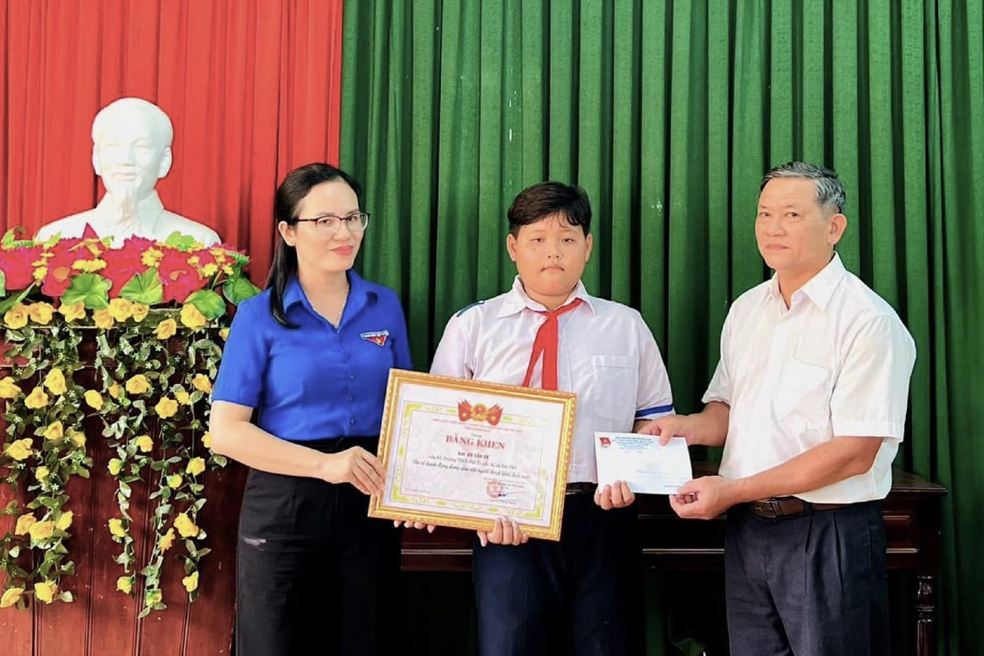 Tỉnh Đoàn Quảng Ngãi trao tặng bằng khen cho em Võ Tấn Đệ. Ảnh: Nguyễn Ngọc Tỉnh Đoàn Quảng Ngãi trao tặng bằng khen cho em Võ Tấn Đệ. Ảnh: Nguyễn Ngọc