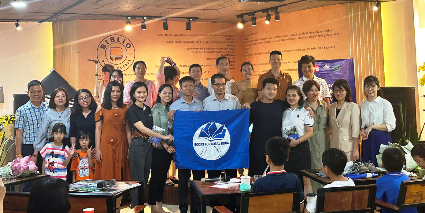 Anh Thạch và những người tình nguyện đưa sách về nông thôn trong buổi ra mắt sách Những bước chân hi vọng