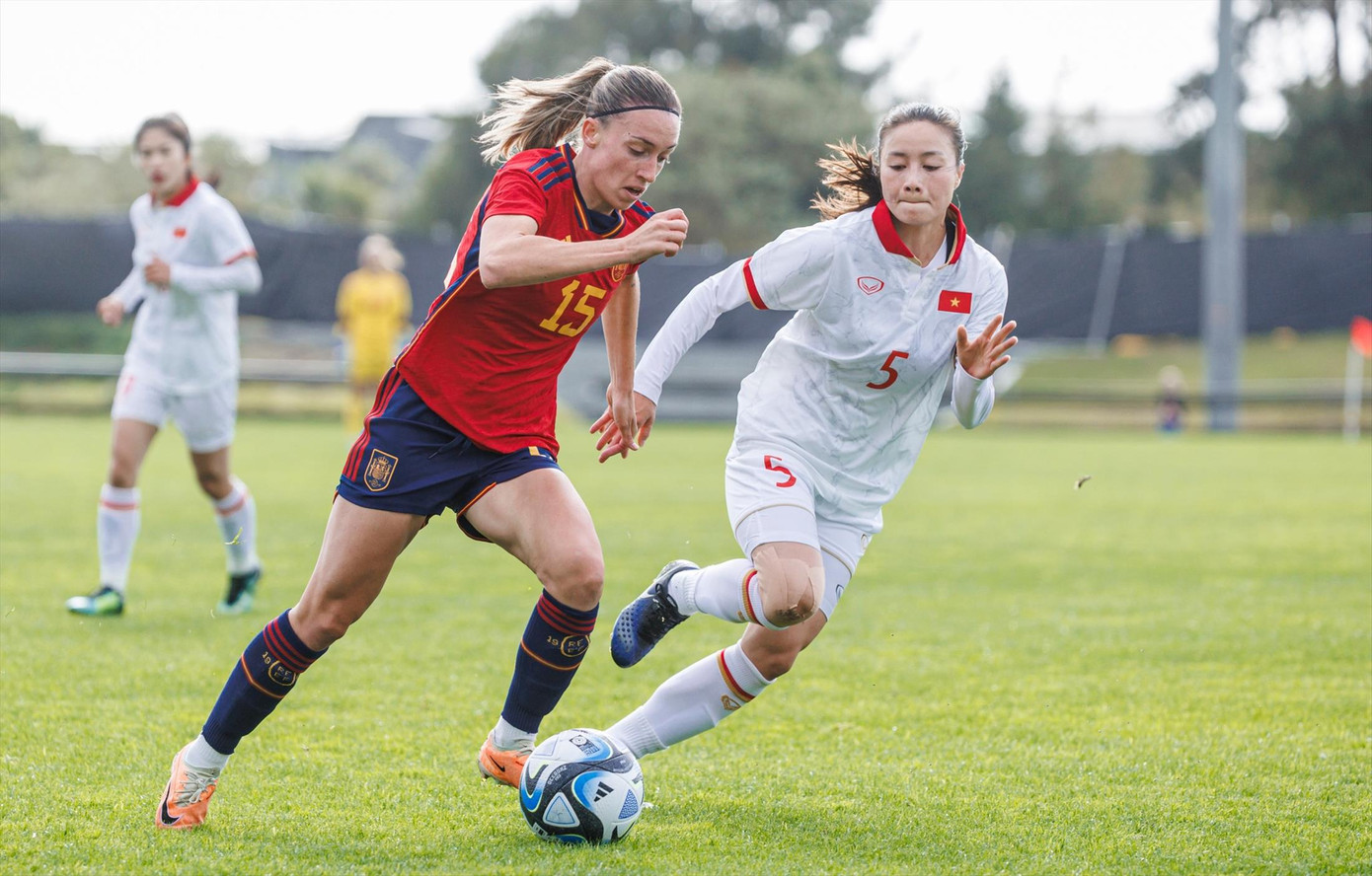 Rất nỗ lực nhưng ĐT nữ Việt Nam không thể tránh khỏi thất bại với tỷ số đậm trước Tây Ban Nha. Ảnh: RFEF Rất nỗ lực nhưng ĐT nữ Việt Nam không thể tránh khỏi thất bại với tỷ số đậm trước Tây Ban Nha. Ảnh: RFEF