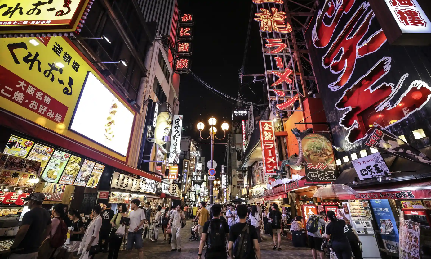 Các nhà hàng tất bật ở trung tâm Osaka