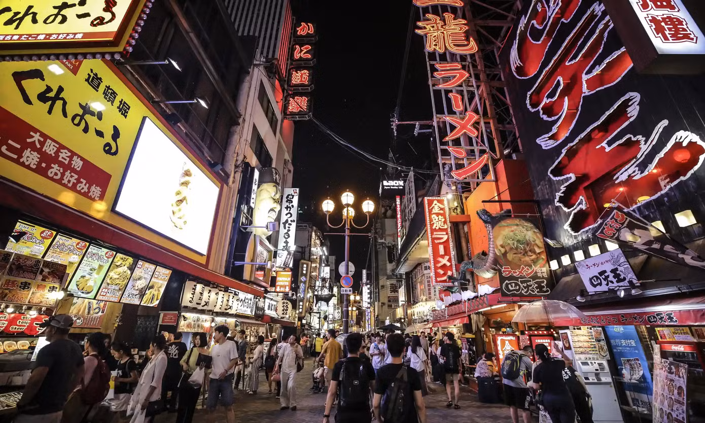 Các nhà hàng tất bật ở trung tâm Osaka