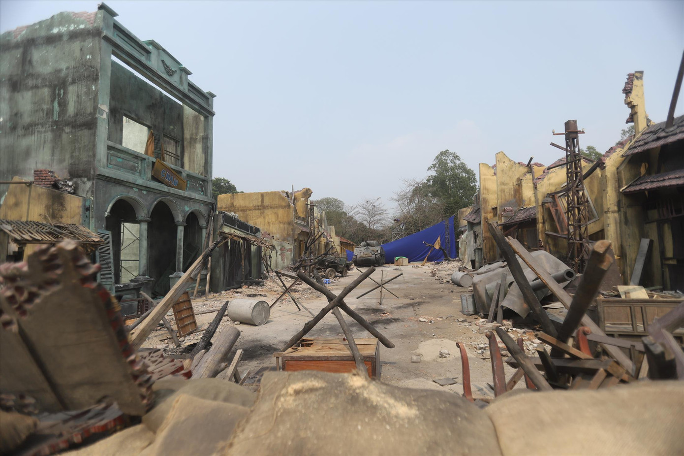 Bối cảnh Hà Nội đổ nát năm 1946-1947 được phục dựng công phu. Ảnh: Nguyên Khánh