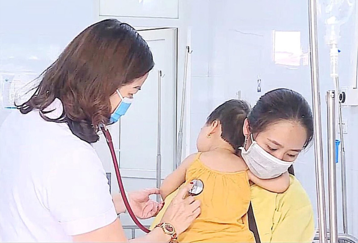 Bác sĩ BV Đa khoa Hà Đông khám cho trẻ mắc tay chân miệng Bác sĩ BV Đa khoa Hà Đông khám cho trẻ mắc tay chân miệng