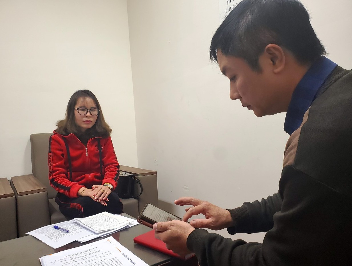 Bà Đinh Thị Niềm đến toà soạn báo Tiền Phong kêu cứu Bà Đinh Thị Niềm đến toà soạn báo Tiền Phong kêu cứu