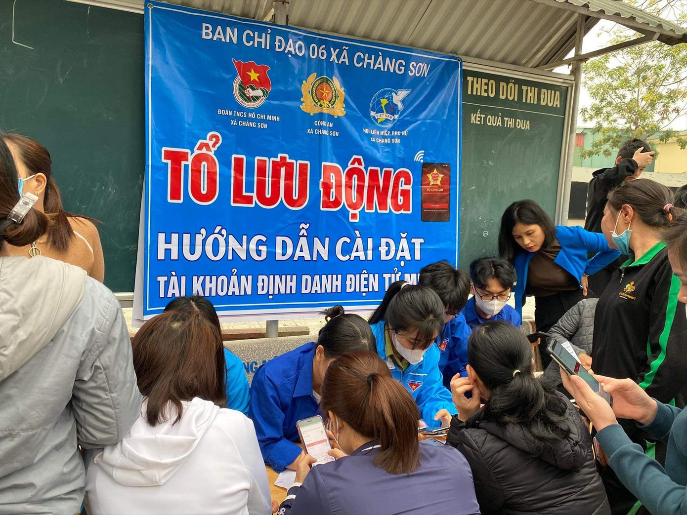 Tổ lưu động hướng dẫn cài đặt tài khoản định danh điện tử ở Hà Nội. Ảnh: PV Tổ lưu động hướng dẫn cài đặt tài khoản định danh điện tử ở Hà Nội. Ảnh: PV