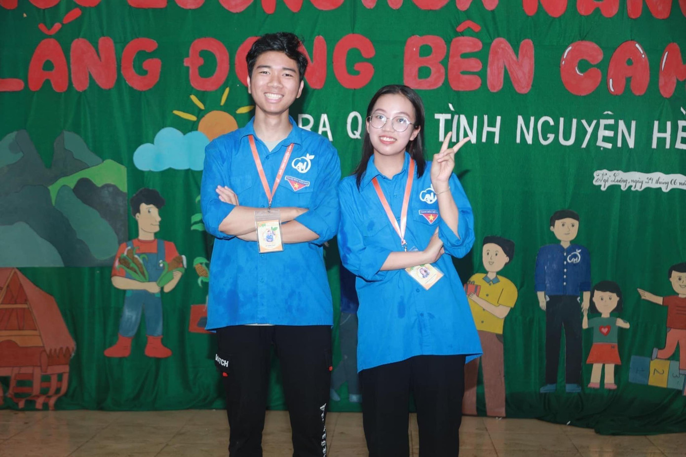 Đội trưởng Lê Thạc Huy, sinh viên Trường ĐH Thương mại, cùng Đội phó Kim Oanh trong Chiến dịch Mùa hè xanh 2023 tại xã Ngổ Luông (Hòa Bình)