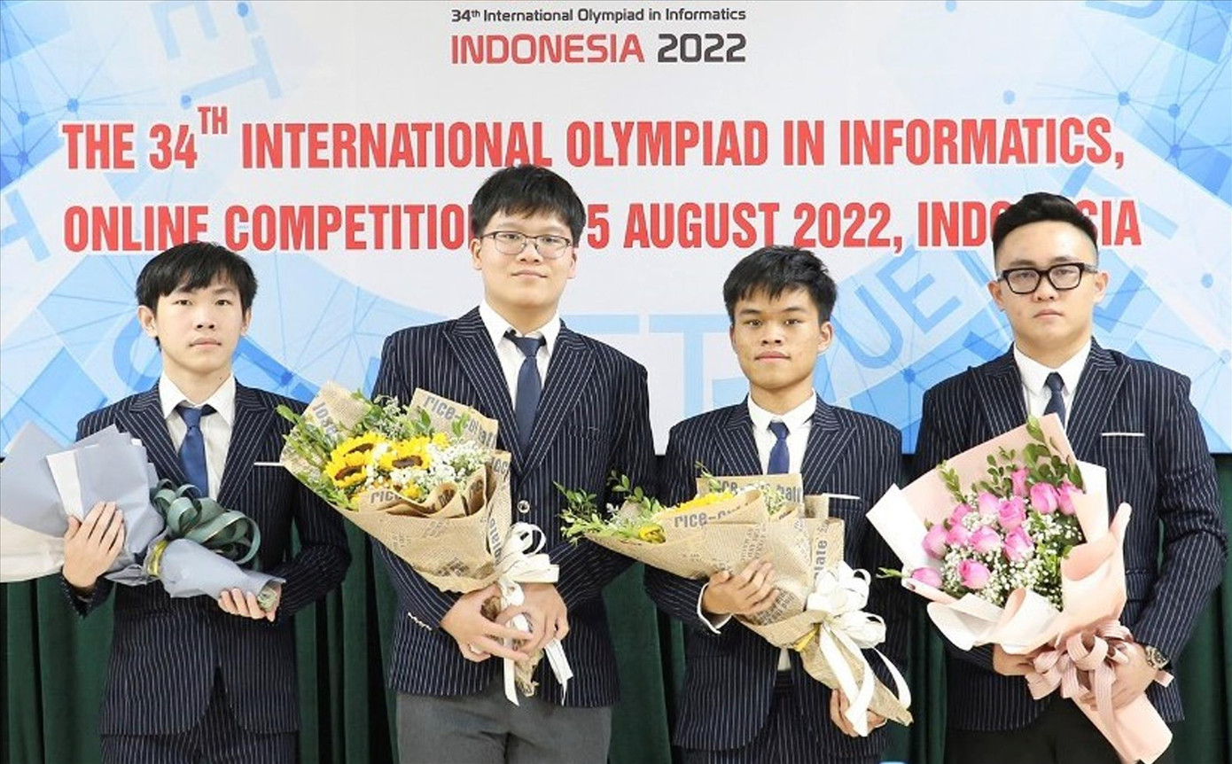 Em Trần Xuân Bách (thứ hai từ phải sang) và các thành viên đội tuyển Việt Nam dự thi Olympic Tin học quốc tế năm 2022. Ảnh: NVCC