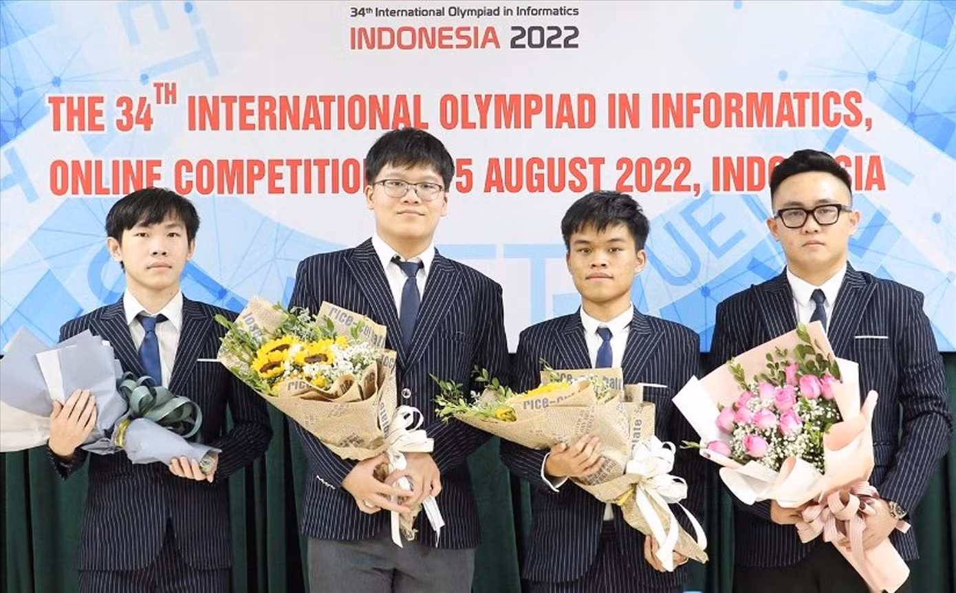 Em Trần Xuân Bách (thứ hai từ phải sang) và các thành viên đội tuyển Việt Nam dự thi Olympic Tin học quốc tế năm 2022. Ảnh: NVCC