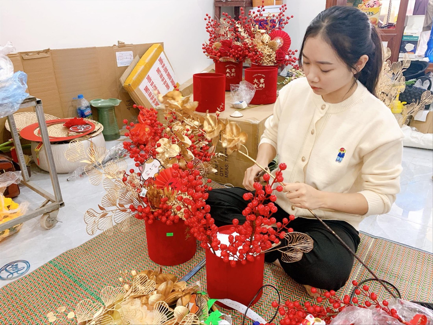 Bạn Nguyễn Diệu Linh (sinh viên trường Đại học Sân khấu – Điện ảnh) sáng tạo trên mỗi lẵng hoa. Ảnh: Châu Linh Bạn Nguyễn Diệu Linh (sinh viên trường Đại học Sân khấu – Điện ảnh) sáng tạo trên mỗi lẵng hoa. Ảnh: Châu Linh