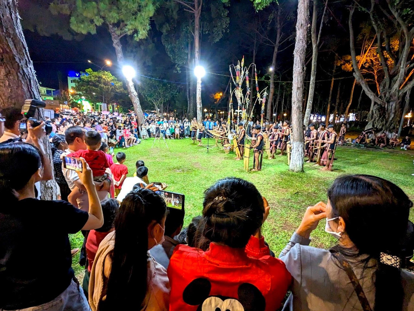 Người dân, du khách hào hứng khi thưởng thức cồng chiêng