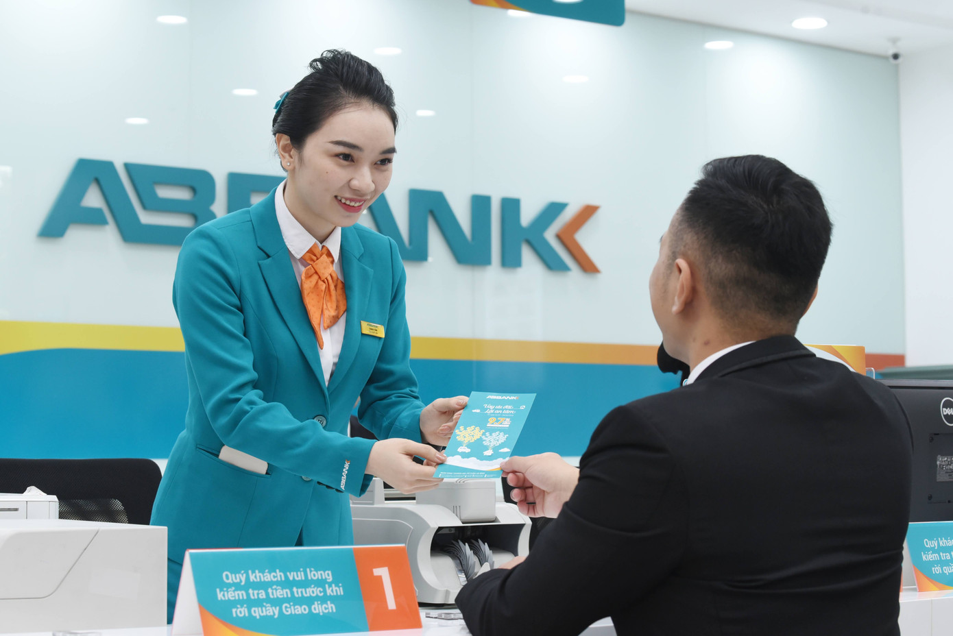 ABBANK đang đặt mục tiêu trở thành ngân hàng số trẻ trung năng động và có nhiều sản phẩm Xanh phục vụ khách hàng ABBANK đang đặt mục tiêu trở thành ngân hàng số trẻ trung năng động và có nhiều sản phẩm Xanh phục vụ khách hàng