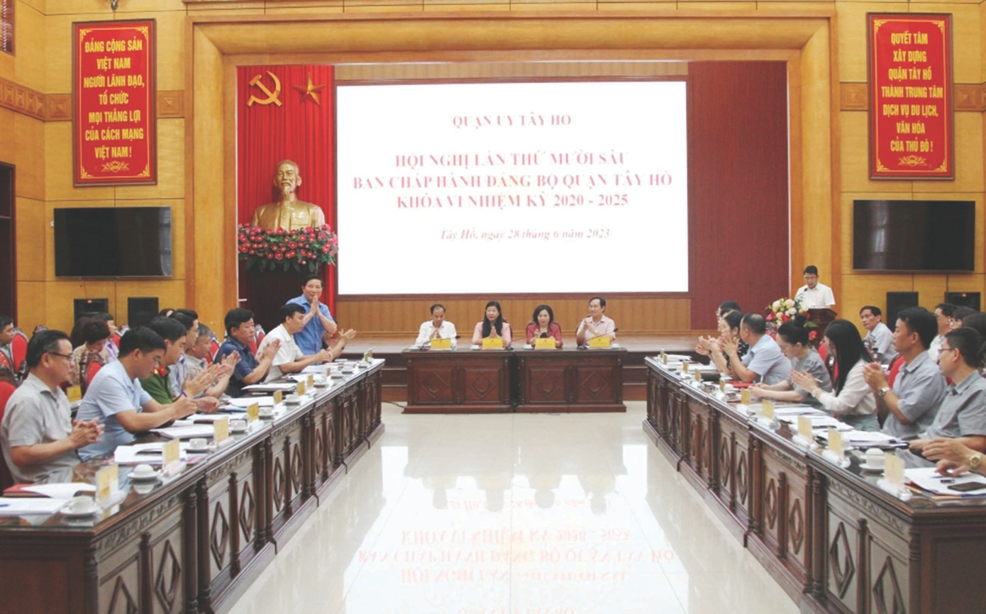 Cùng với UBND, Quận ủy Tây Hồ cũng thường xuyên họp để rà soát, thúc đẩy thực hiện các nghị quyết phát triển quận