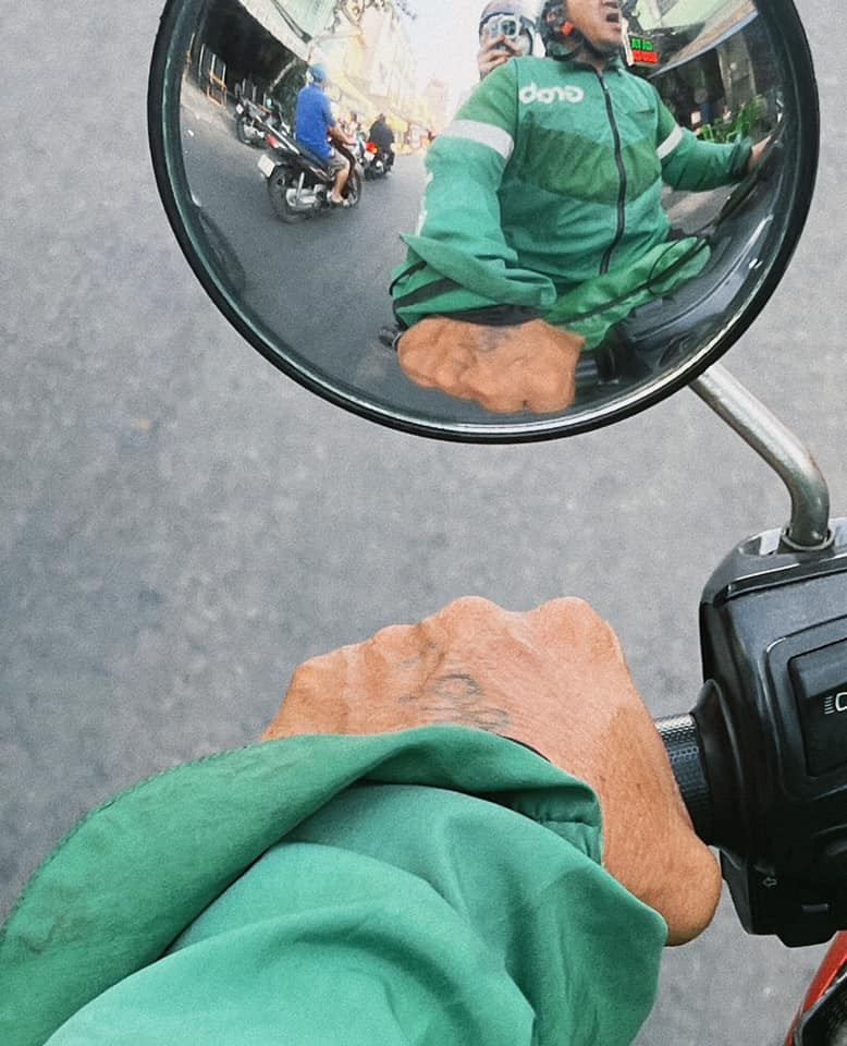 Ảnh thật và ảnh được vẽ lại kể câu chuyện của chú Grab bike trên “Điều nhỏ xíu xiu” thu hút 137.000 like.