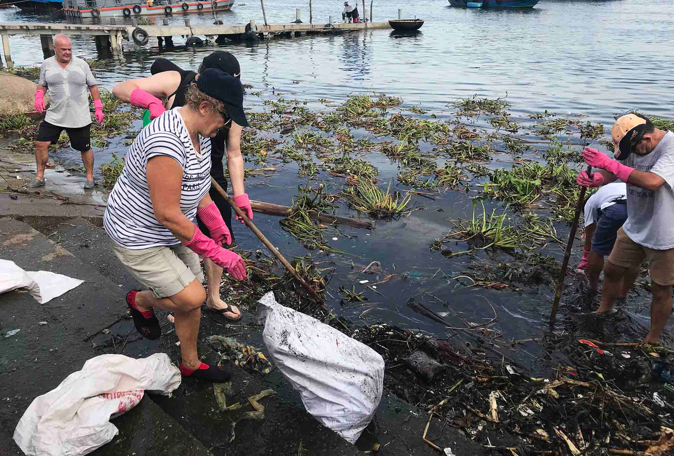 Du khách quốc tế hào hứng tham gia tua du lịch “vớt rác” ở Hội An Du khách quốc tế hào hứng tham gia tua du lịch “vớt rác” ở Hội An