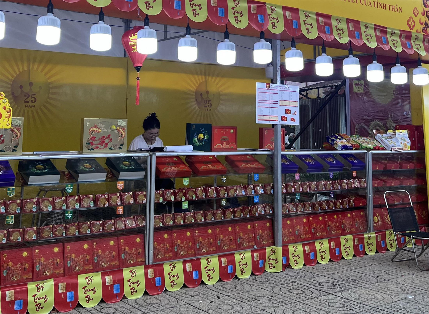 Nhiều sạp hàng bánh trung thu mở bán sớm nhưng vắng khách mua. ảnh: U.P Nhiều sạp hàng bánh trung thu mở bán sớm nhưng vắng khách mua. ảnh: U.P