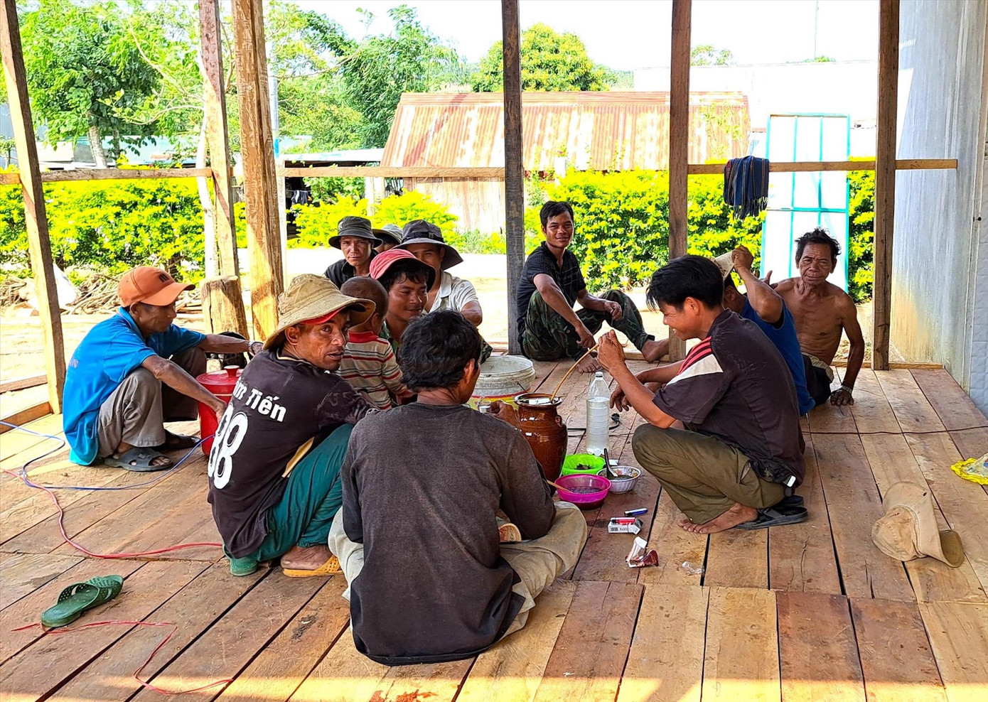 Rượu là thứ không thể thiếu khi những người đàn ông làng Kúc Côn ngồi với nhau Rượu là thứ không thể thiếu khi những người đàn ông làng Kúc Côn ngồi với nhau