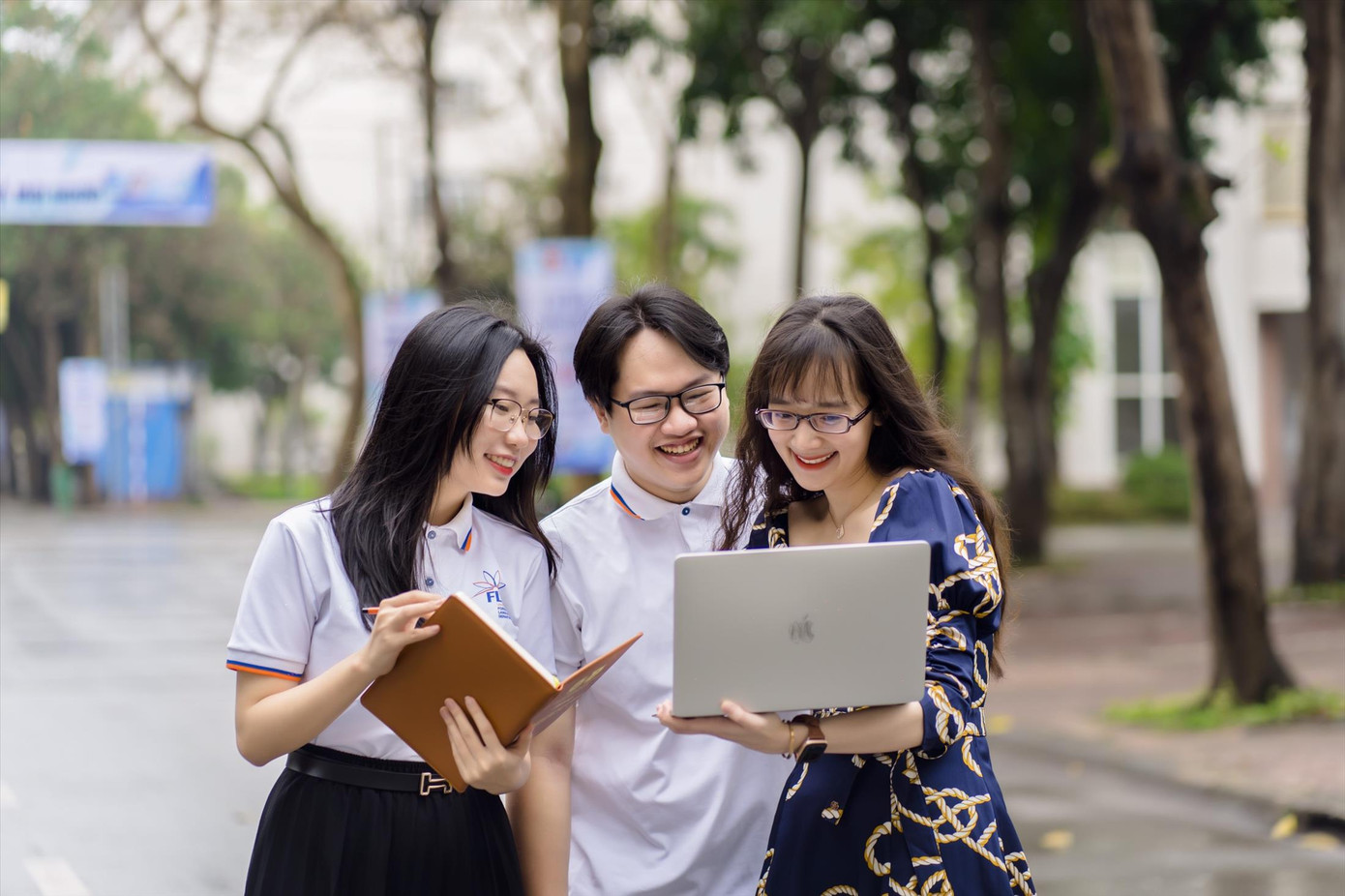 Nguyễn Nguyệt Anh (bên trái) năng nổ trong các hoạt động truyền cảm hứng tích cực cho các bạn trẻ Nguyễn Nguyệt Anh (bên trái) năng nổ trong các hoạt động truyền cảm hứng tích cực cho các bạn trẻ