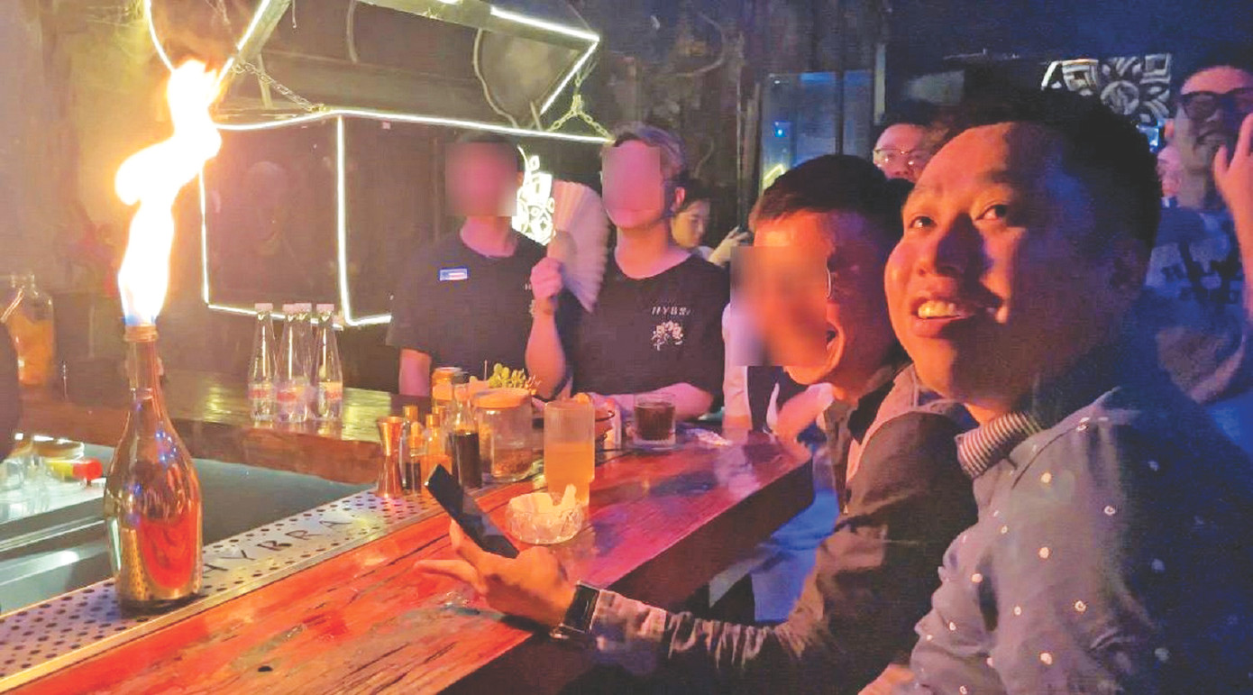 Tác giả bắt quen với nhóm bạn tại quán bar