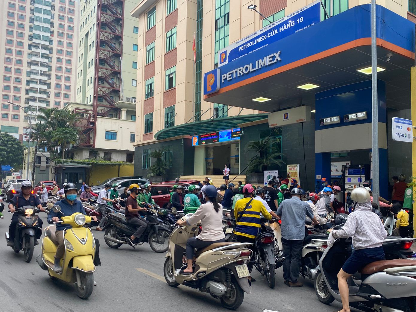 Theo các doanh nghiệp, chuyên gia, tính đủ chi phí trong giá thành xăng dầu sẽ giúp thị trường vận hành ổn định. Ảnh: Minh Duy