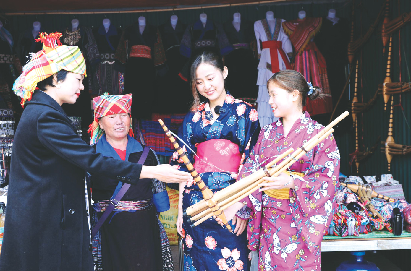 Khèn Mông được nhiều du khách thích thú