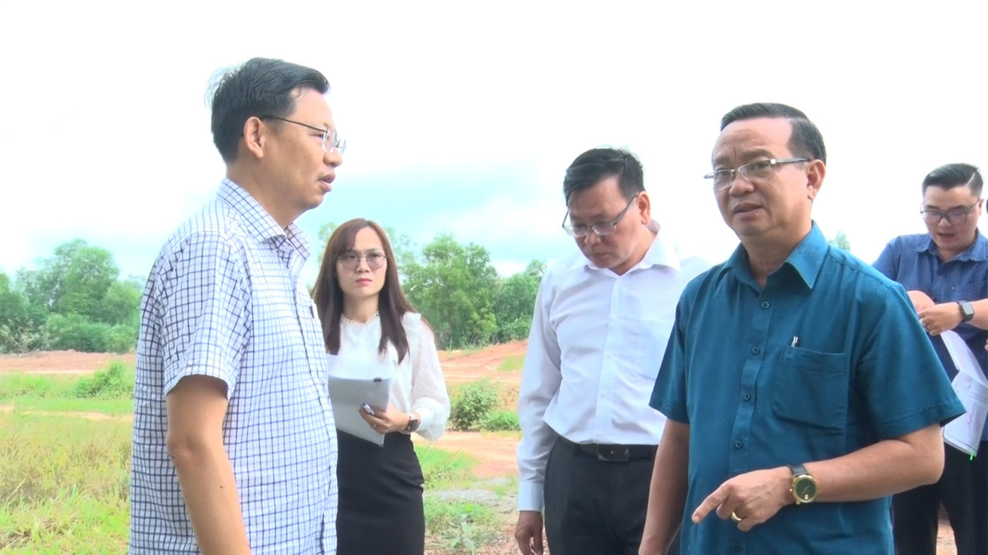 Bí thư Thị ủy Bến Cát Bùi Minh Thạnh (bìa phải) kiểm tra công trình giao thông