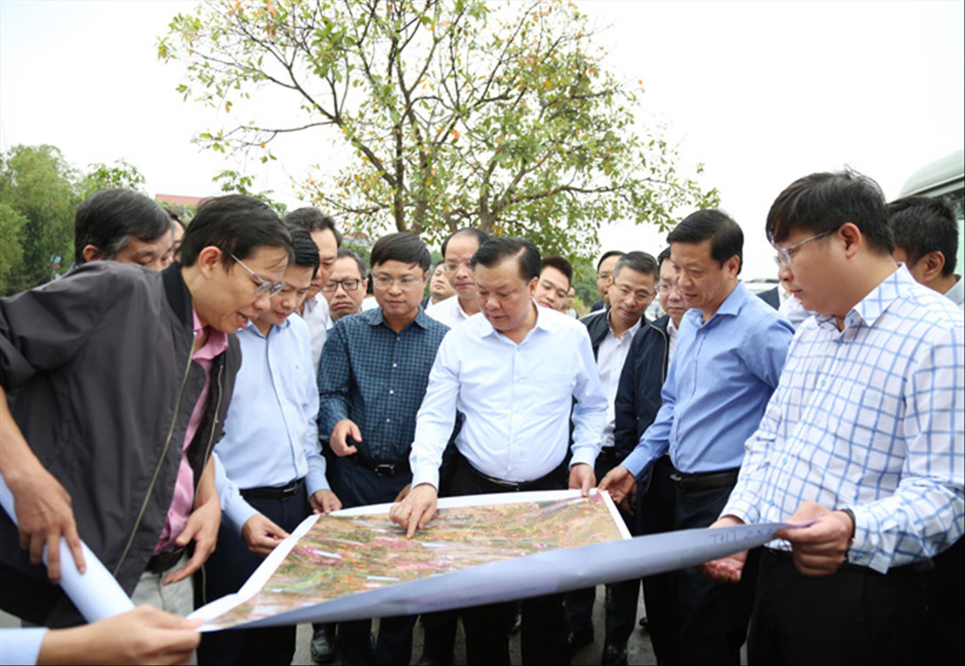 Bí thư Thành ủy Hà Nội Đinh Tiến Dũng trong một cuộc khảo sát tiến độ thực hiện đường Vành đai 4 - Vùng Thủ đô (ảnh: PV).