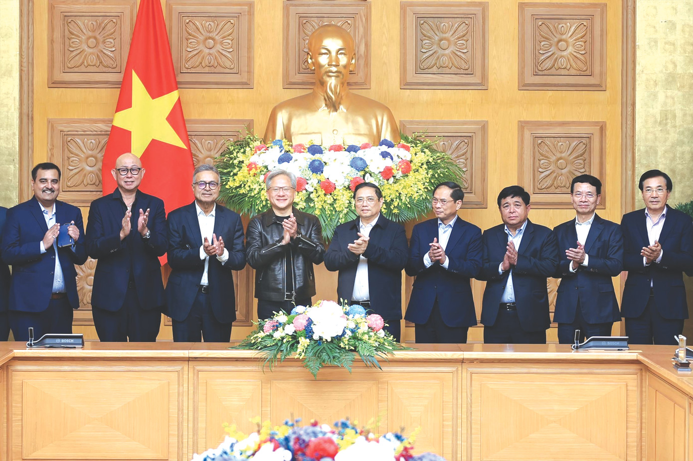 Thủ tướng Chính phủ Phạm Minh Chính tiếp ông Jensen Huang, Chủ tịch, Tổng Giám đốc Tập đoàn NVIDIA (Hoa Kỳ) - tập đoàn sản xuất chip đắt giá nhất thế giới. Ảnh: PV