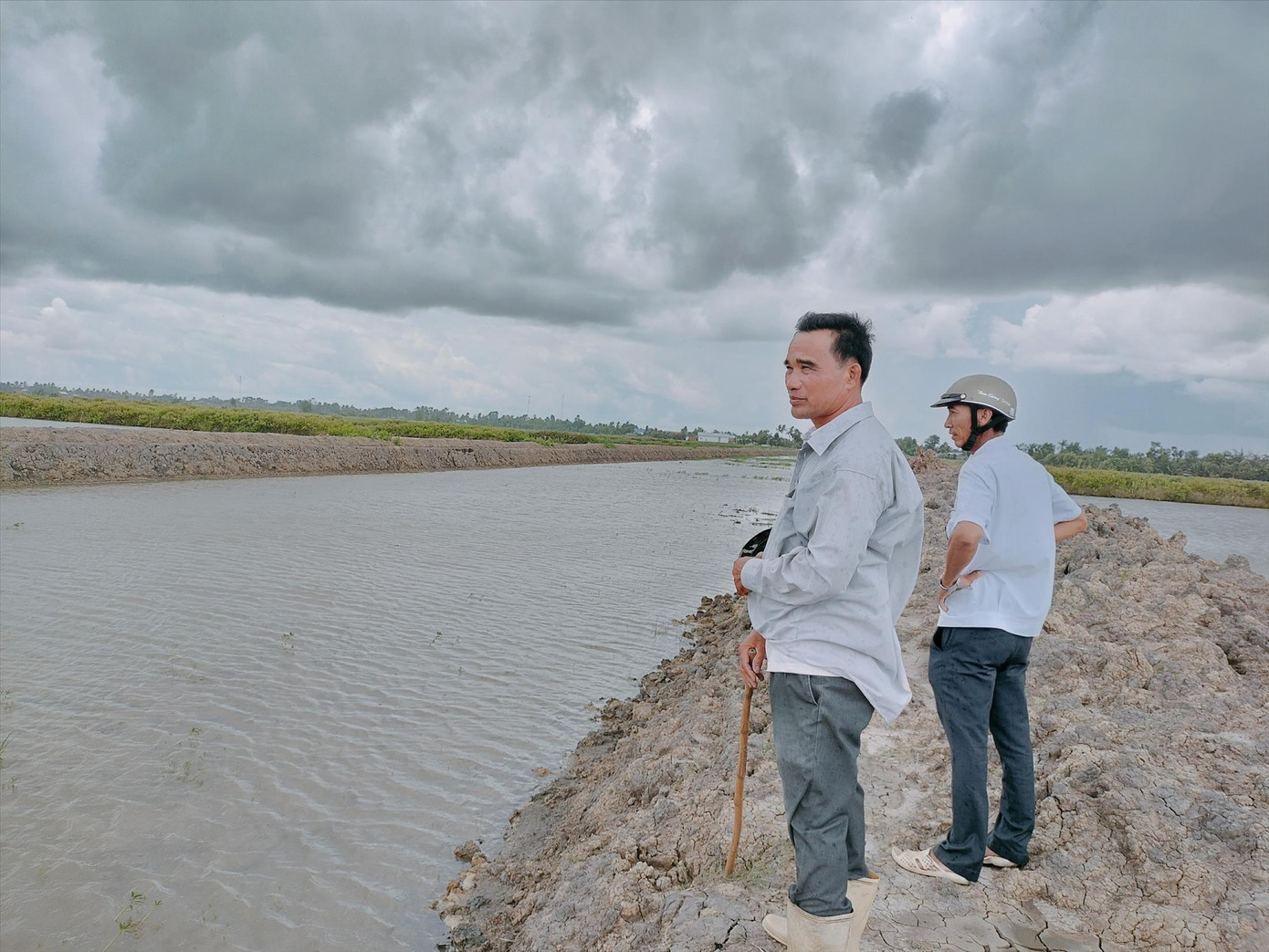 Đơn vị thi công đã hoàn thành khâu đào khuôn để lót vải địa chất nhưng đang “đói cát”. Đơn vị thi công đã hoàn thành khâu đào khuôn để lót vải địa chất nhưng đang “đói cát”.