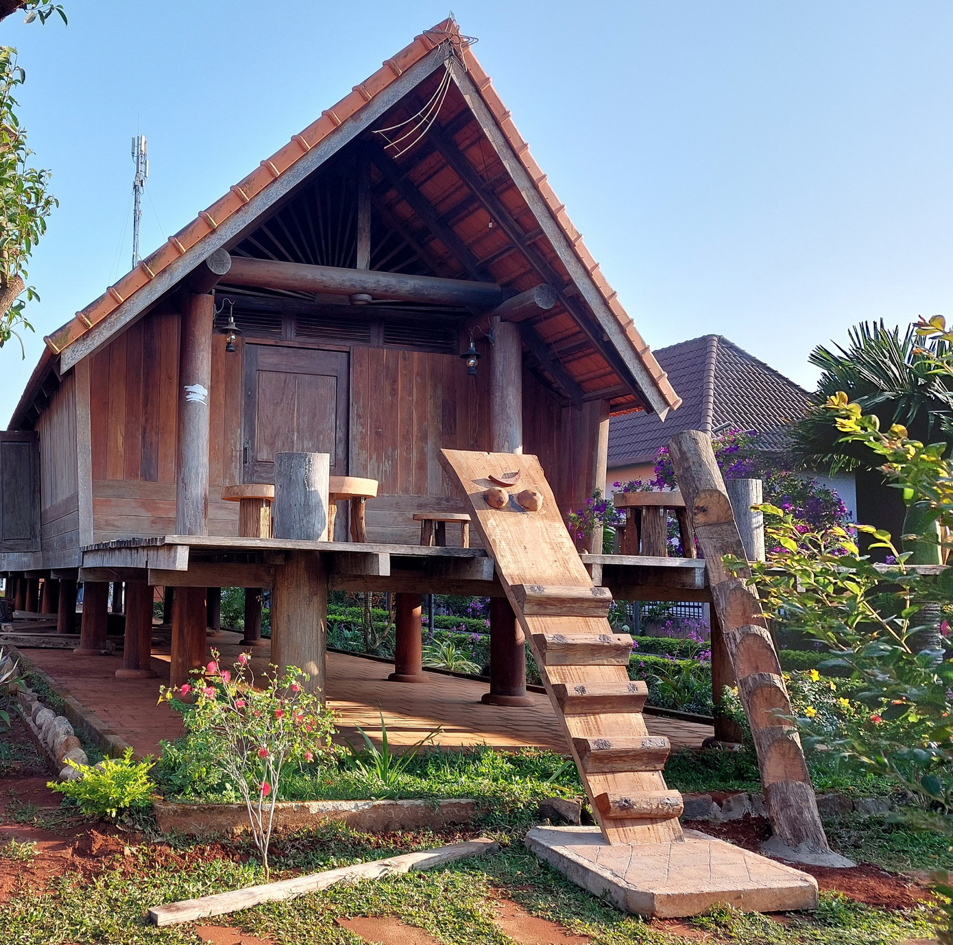 Ngôi nhà của già Ama Hrin với kiến trúc độc đáo luôn thu hút du khách Ngôi nhà của già Ama Hrin với kiến trúc độc đáo luôn thu hút du khách