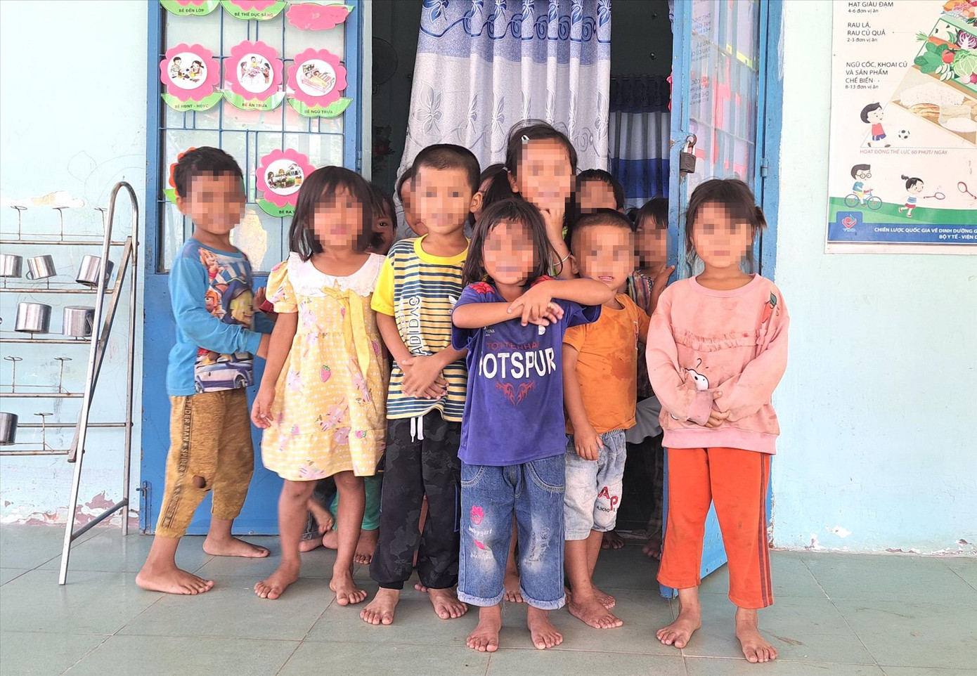 Những em nhỏ thơ ngây chịu ảnh hưởng rất lớn bởi cha mẹ nghiện rượu Những em nhỏ thơ ngây chịu ảnh hưởng rất lớn bởi cha mẹ nghiện rượu