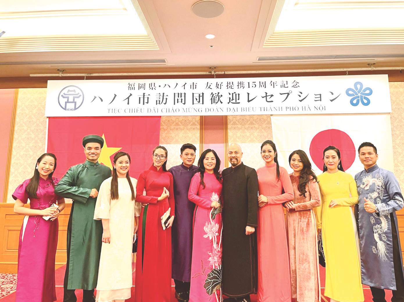 Ban lãnh đạo và nghệ sĩ Nhà hát Múa rối Thăng Long trong chuyến biểu diễn ở Nhật Bản Ban lãnh đạo và nghệ sĩ Nhà hát Múa rối Thăng Long trong chuyến biểu diễn ở Nhật Bản