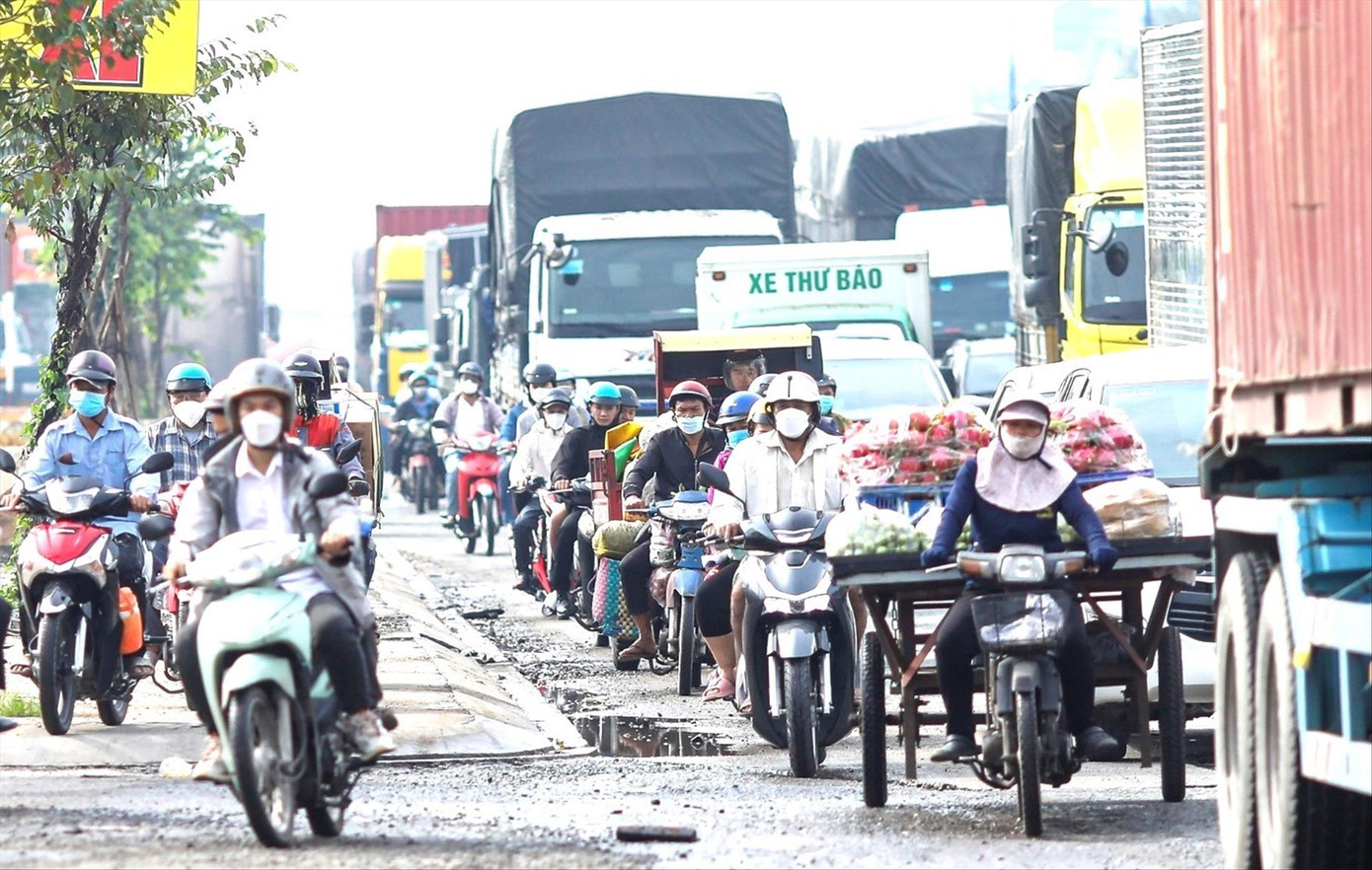 Cảnh ùn ứ trên đường ĐT 743. Ảnh: H.C Cảnh ùn ứ trên đường ĐT 743. Ảnh: H.C