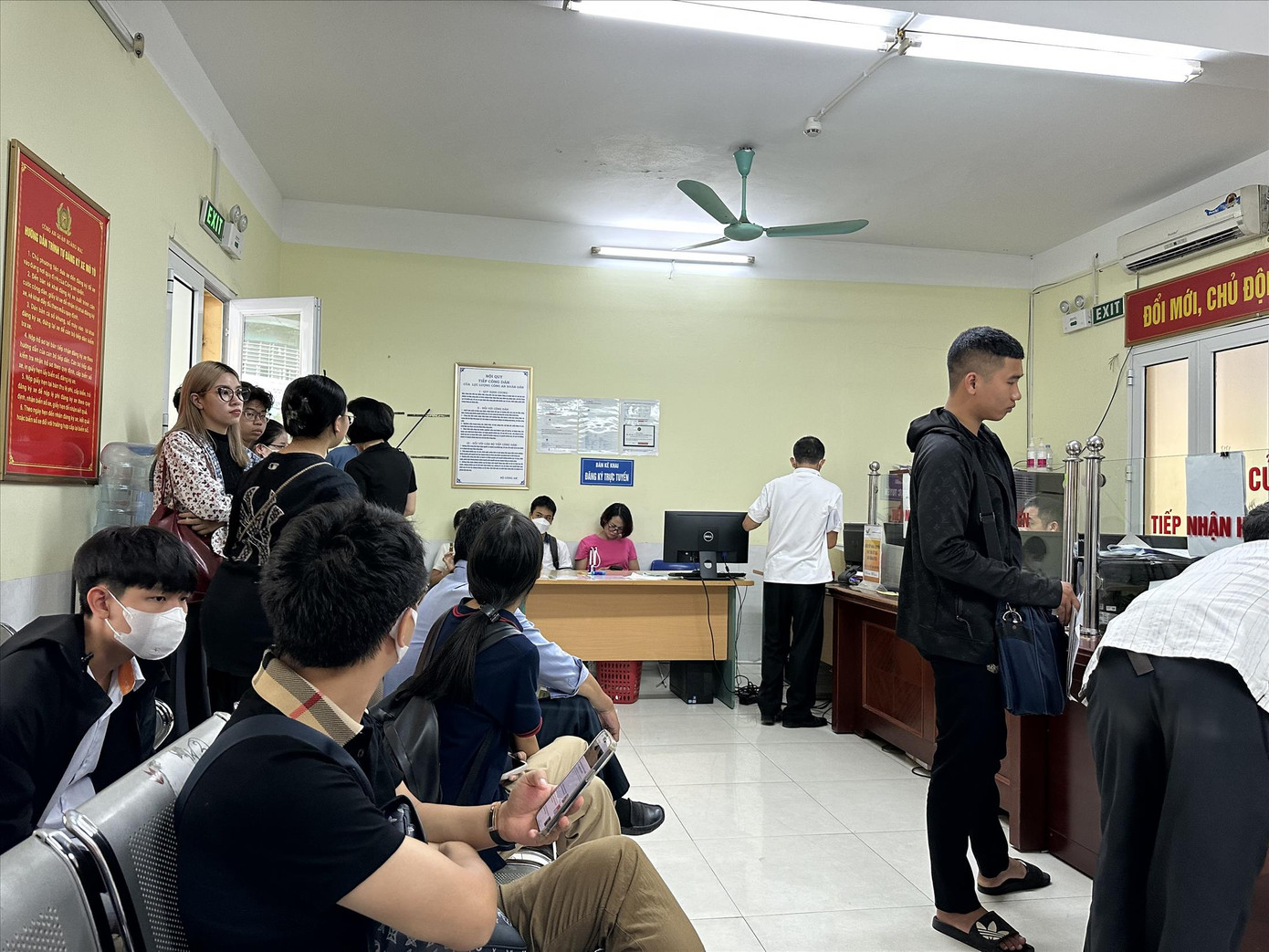 Người dân chờ làm thủ tục cấp biển số số xe máy hai bánh tại công an quận Hoàng Mai