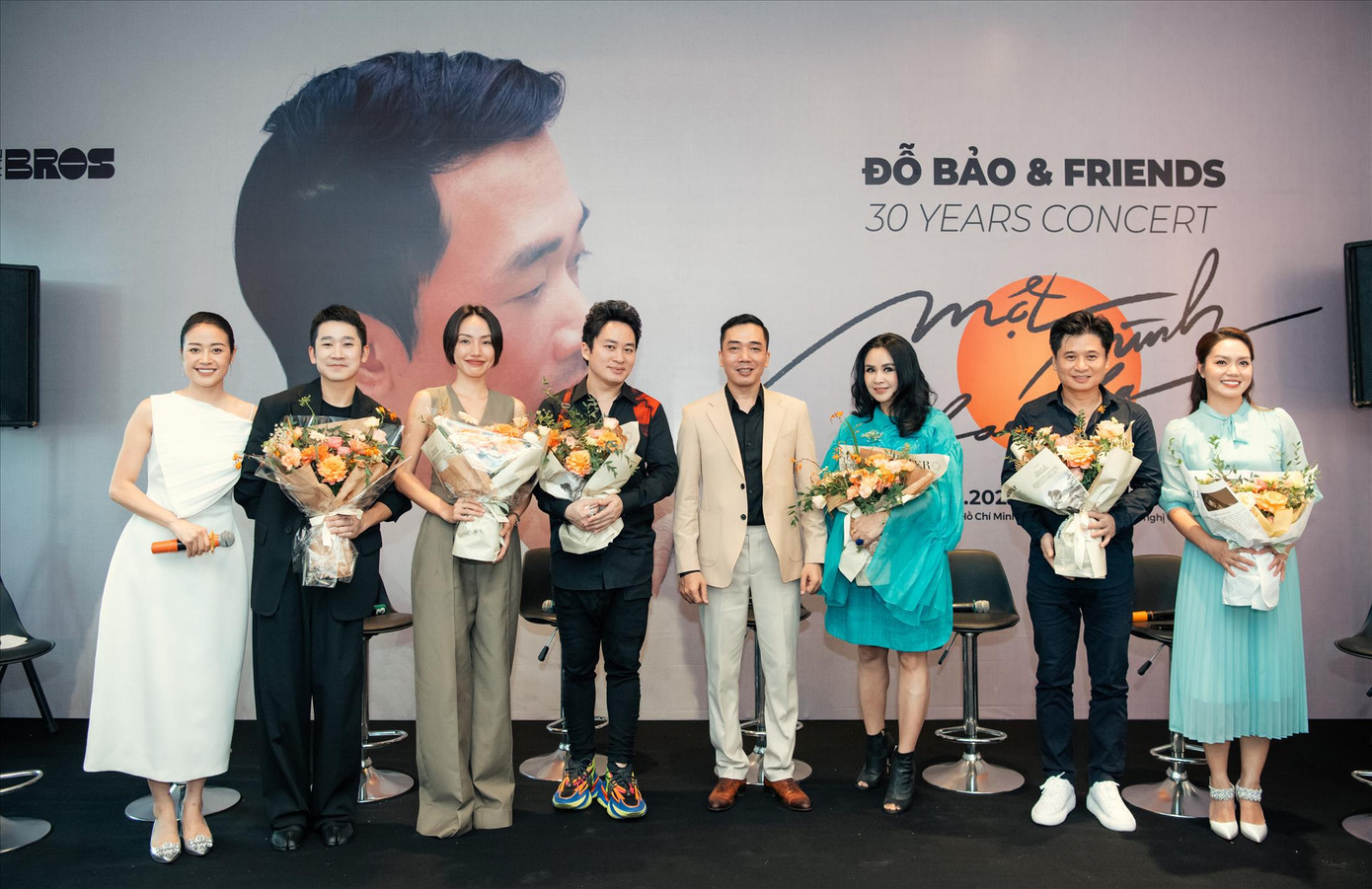 Đỗ Bảo cùng các ca sĩ và ê-kíp sản xuất Một mình bao la. Ảnh: NVCC Đỗ Bảo cùng các ca sĩ và ê-kíp sản xuất Một mình bao la. Ảnh: NVCC