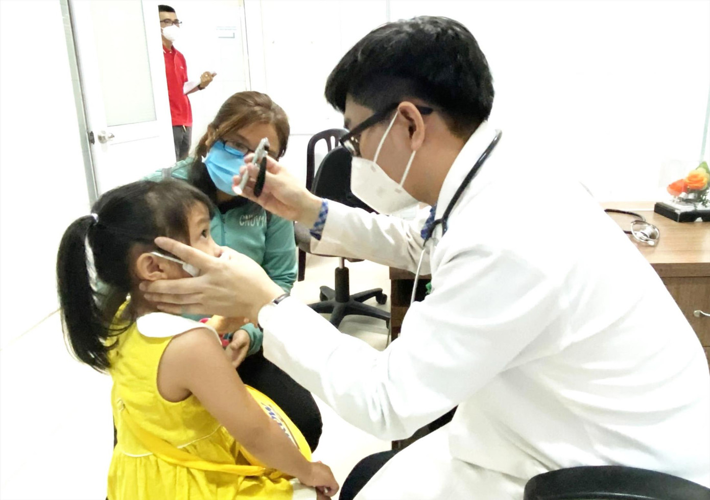 Bệnh nhi điều trị bệnh đau mắt đỏ tại Bệnh viện Đa khoa Bình Dương. ảnh: Hương Chi Bệnh nhi điều trị bệnh đau mắt đỏ tại Bệnh viện Đa khoa Bình Dương. ảnh: Hương Chi