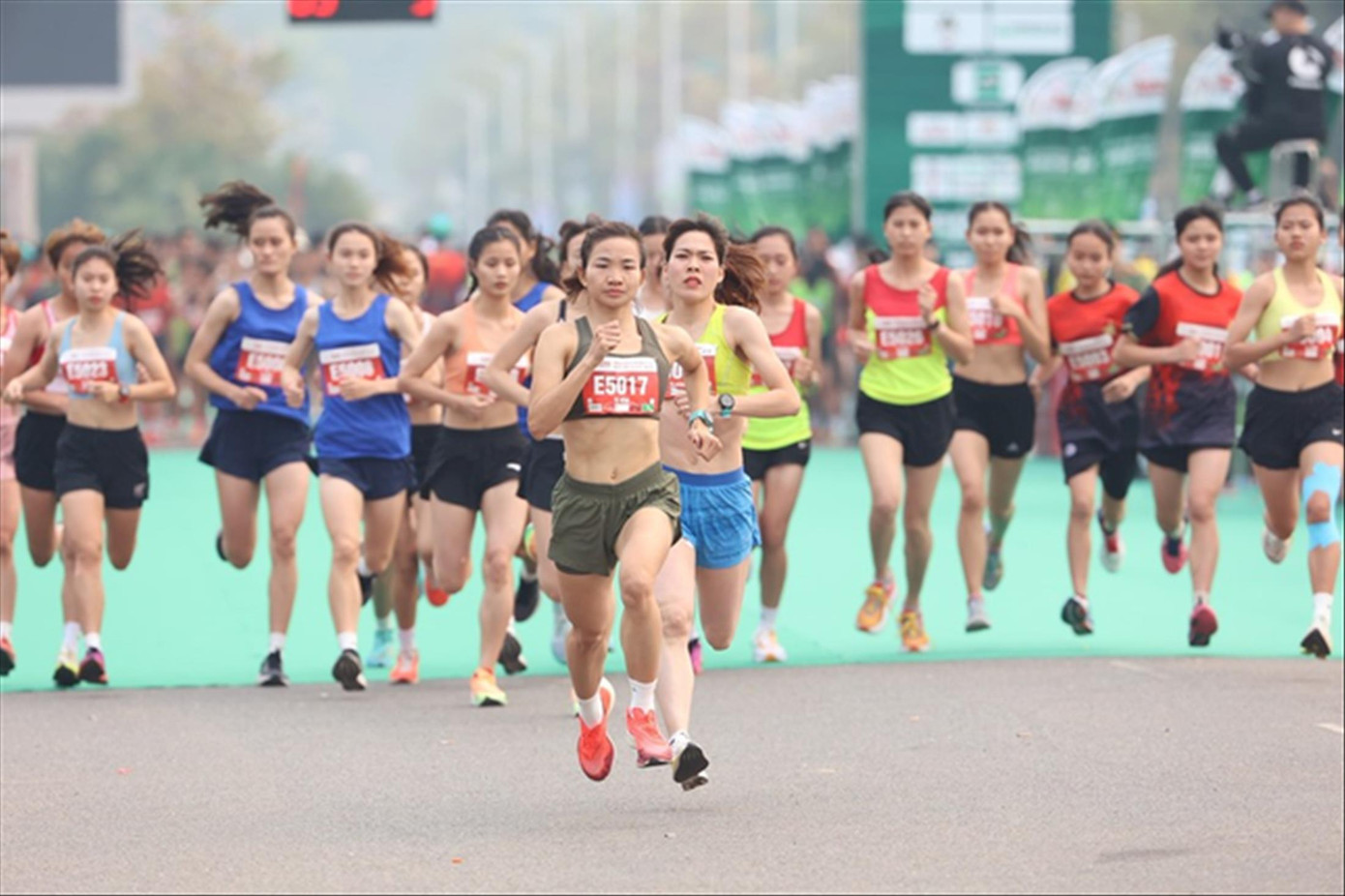 VĐV Nguyễn Thị Oanh xuất sắc trên đường chạy tại Tiền Phong Marathon 2023